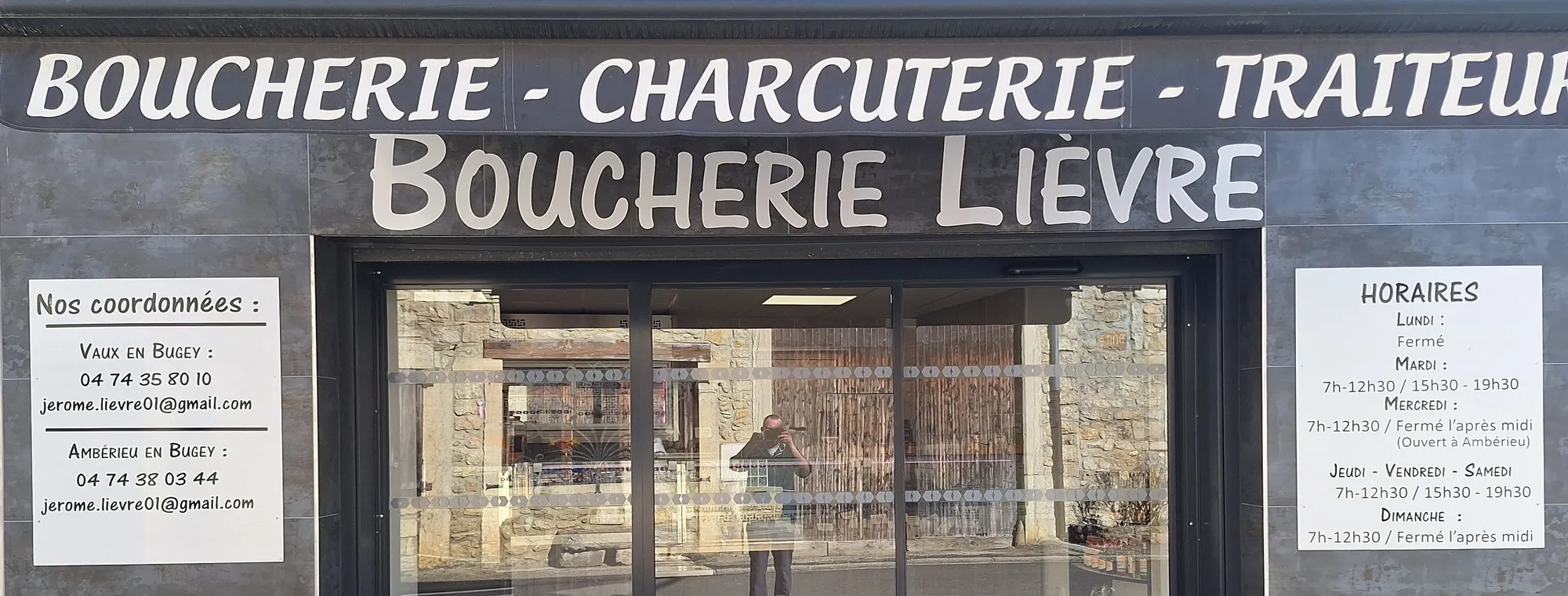 Façade d'une boucherie-charcuterie avec enseigne 'Boucherie Lievens'