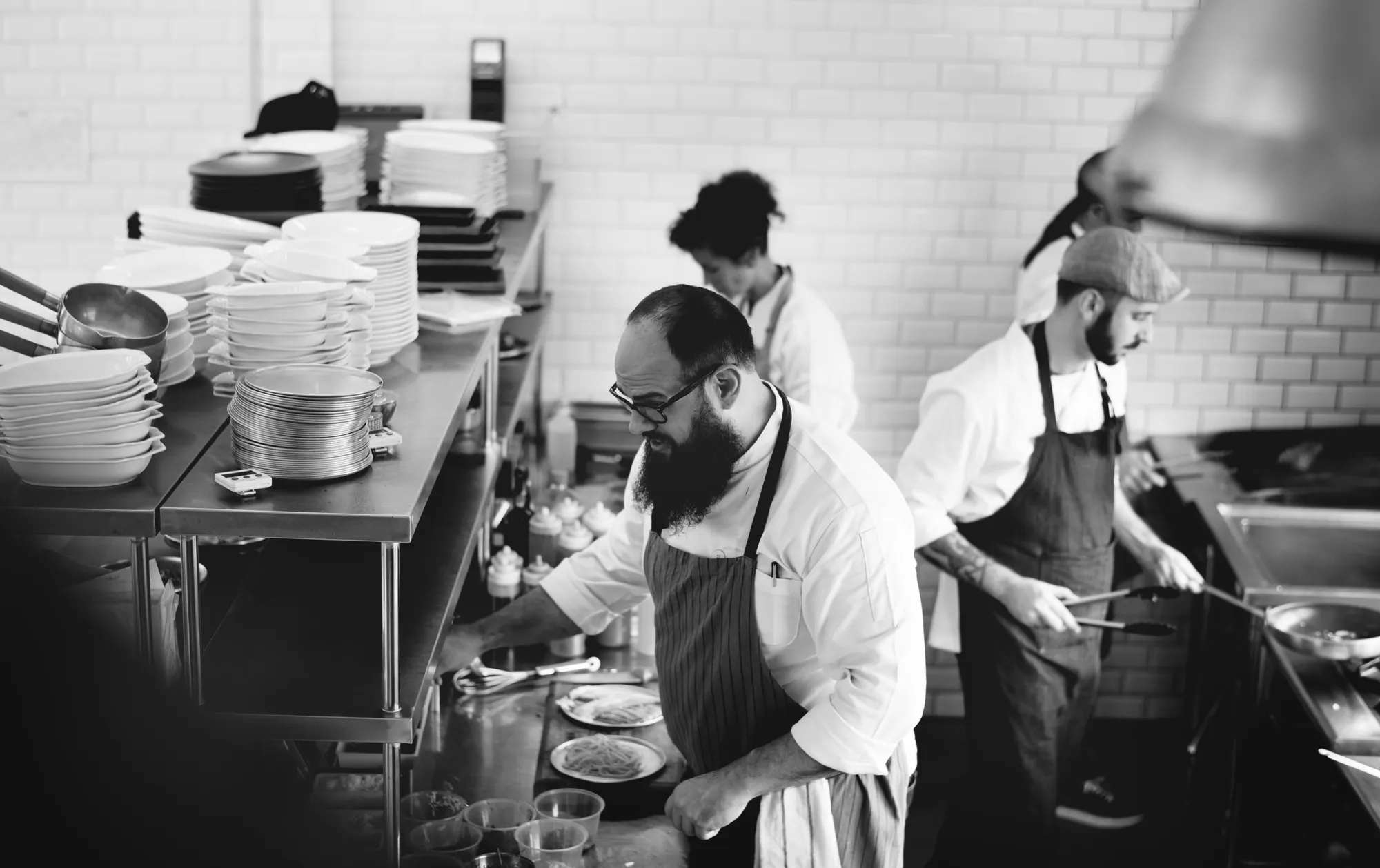 Cuisiniers en pleine préparation dans une cuisine professionnelle