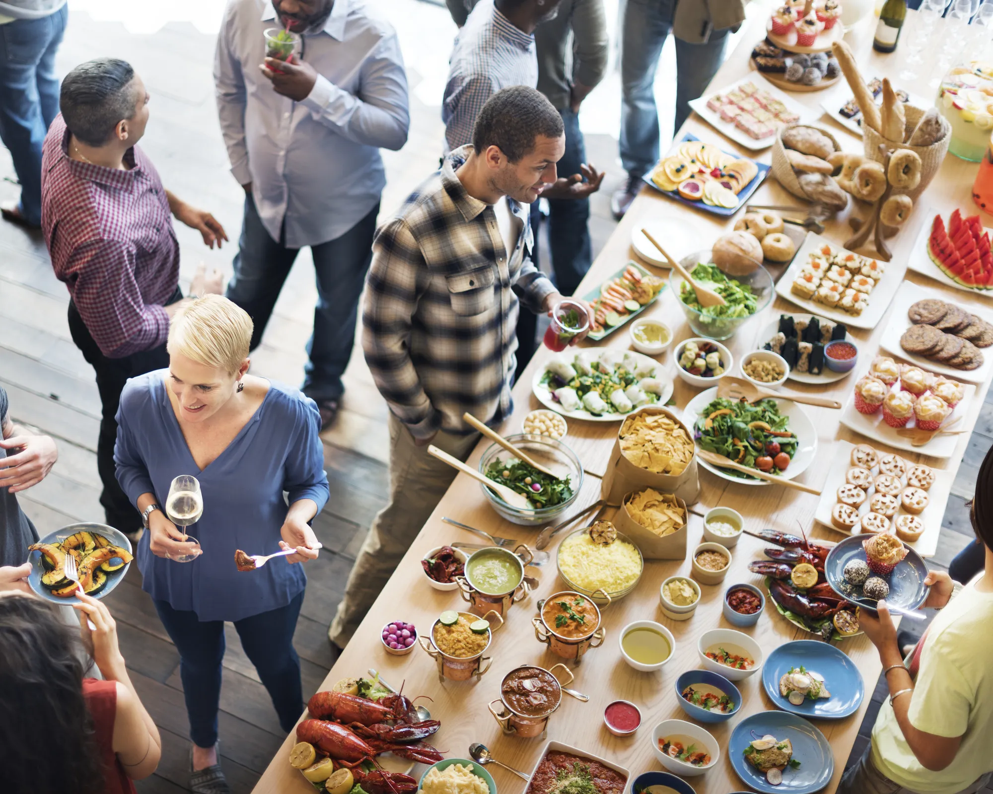 Buffet coloré vu de haut avec plusieurs personnes autour